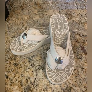 Clarks white flip flops size 8